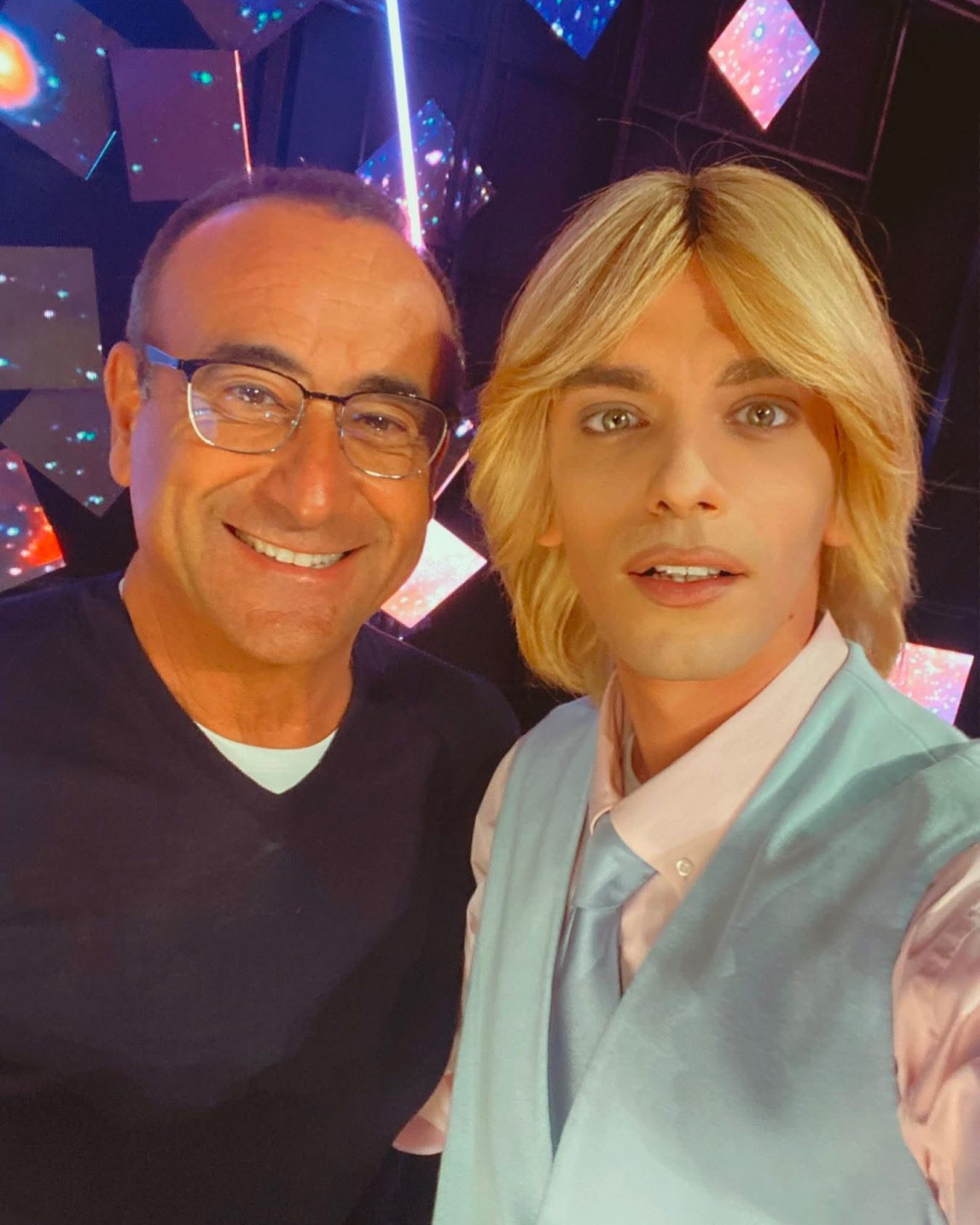Nino Esposito con Carlo Conti in uno scatto backstage