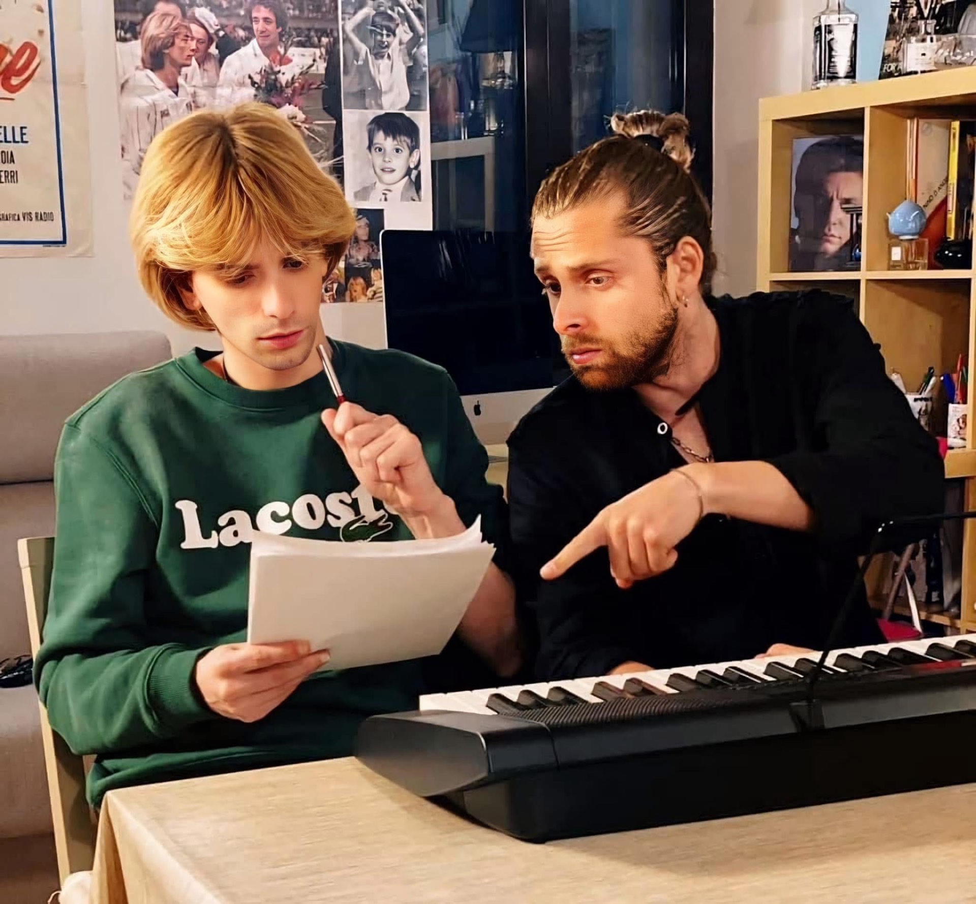 Nino Esposito al lavoro sulla musica con tastiera e spartiti