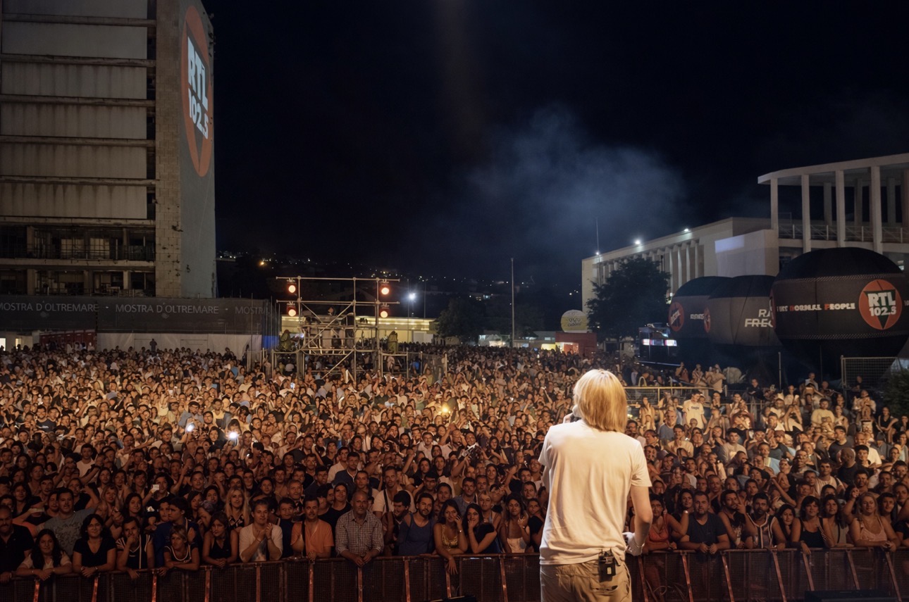 Nino Esposito in concerto alla Mostra d'Oltremare davanti a una grande folla